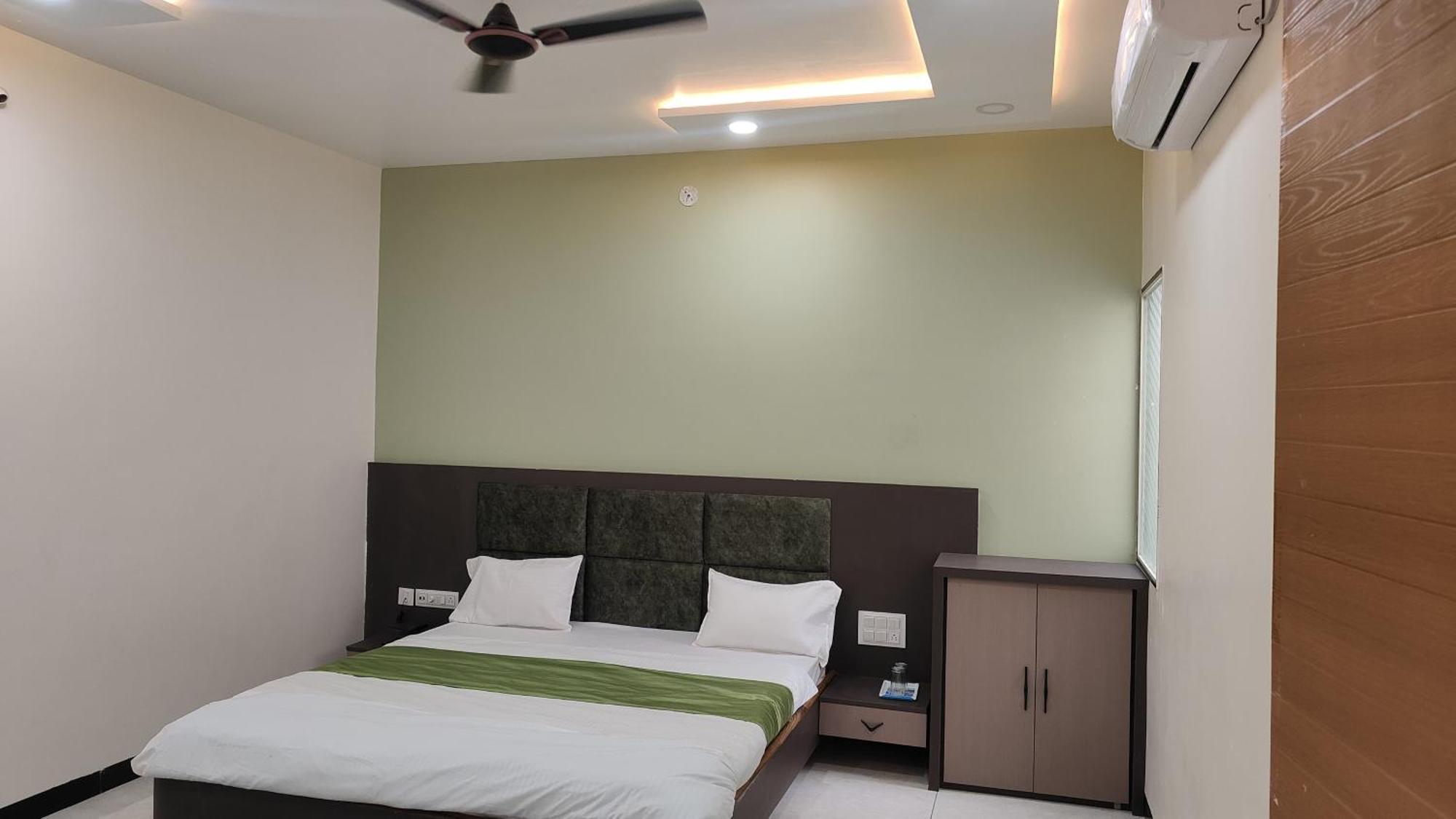 Yashomati Hotel Maheshwar Exteriör bild